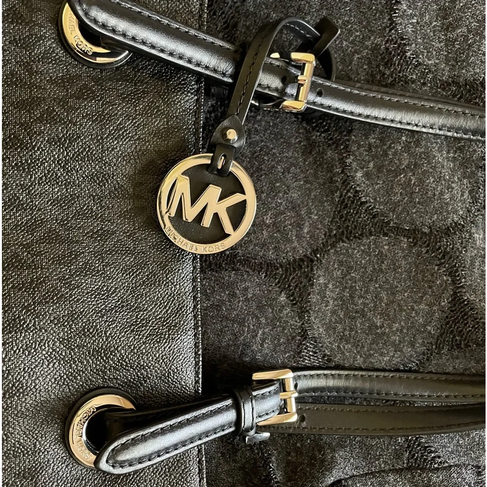 MICHAEL Michael Kors
East-West Monogram Zip Tote Bag  NWOT - Picture 14 of 16